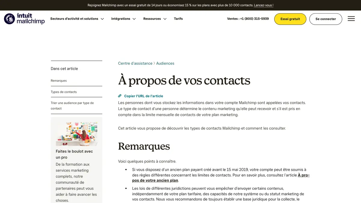 L'article À propos de vos contacts du centre d'aide Mailchimp en français, avec les statuts Désabonné et Non abonné qui comptent dans la limite mensuelle de contacts