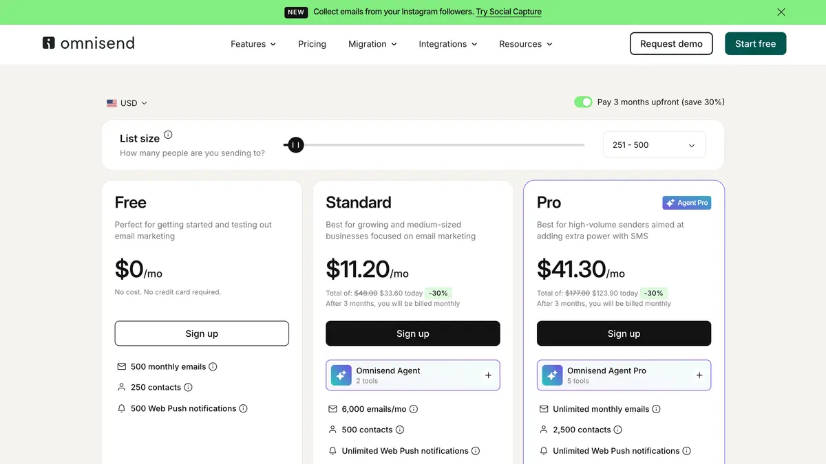 La page tarifs d'Omnisend avec le curseur de taille de liste et les forfaits Free, Standard et Pro, ouverte sur l'option de prépaiement de trois mois